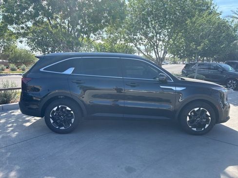 Used 2024 Kia Sorento S image 4