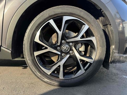 Used 2021 Toyota C-HR XLE image 39