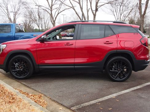 Used 2023 GMC Terrain SLE w/ Driver Convenience Package image 4