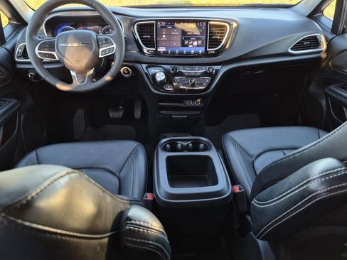 Used 2025 Chrysler Pacifica Select FWD image 17