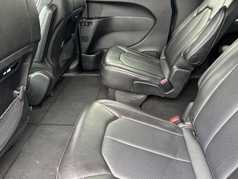 Used 2025 Chrysler Pacifica Select image 12