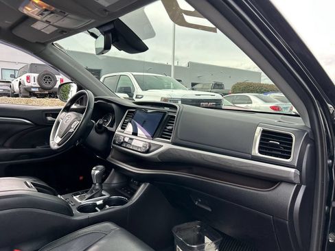 Used 2019 Toyota Highlander Limited AWD/4WD image 40