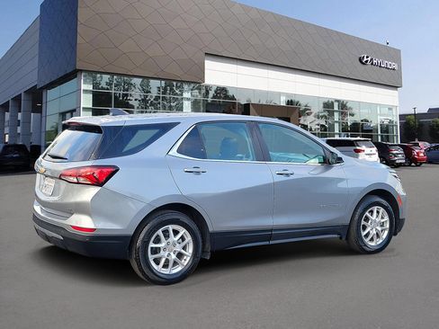Used 2024 Chevrolet Equinox LT FWD image 2