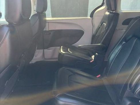 Used 2024 Chrysler Pacifica Touring-L FWD image 12