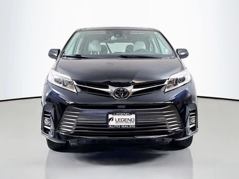 Used 2018 Toyota Sienna Limited FWD image 2