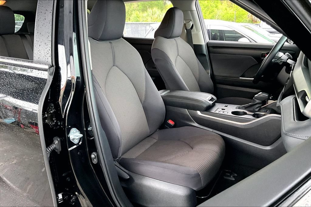Used 2025 Toyota Highlander LE FWD image 27
