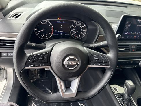 Used 2025 Nissan Altima 2.5 SV FWD image 17