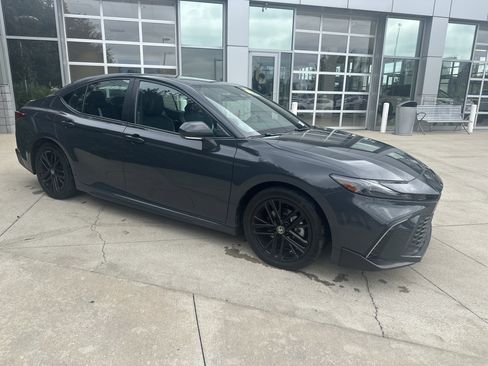 Used 2025 Toyota Camry SE w/ Convenience Package FWD image 2