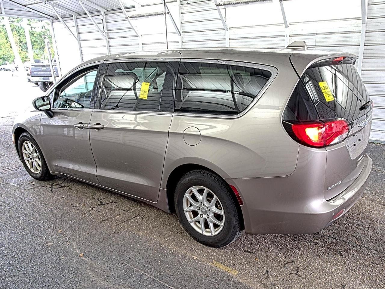 Used 2018 Chrysler Pacifica LX FWD image 2
