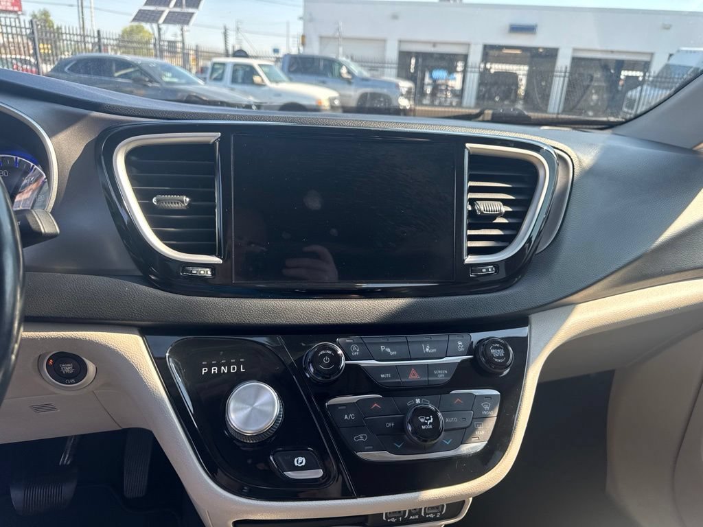 Used 2021 Chrysler Pacifica Touring-L FWD image 17