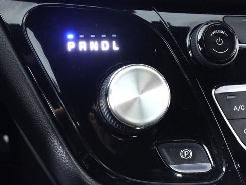 Used 2020 Chrysler Pacifica Touring-L w/ S Appearance Package image 21