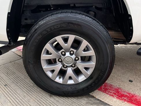 Used 2016 Toyota Tacoma SR5 w/ Towing Package image 9