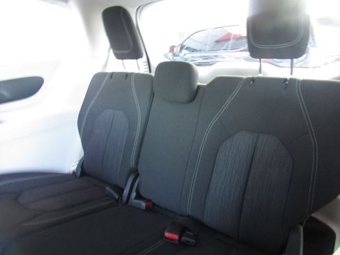Used 2022 Chrysler Voyager LX image 12