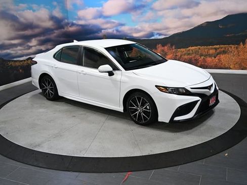 Used 2024 Toyota Camry SE image 1