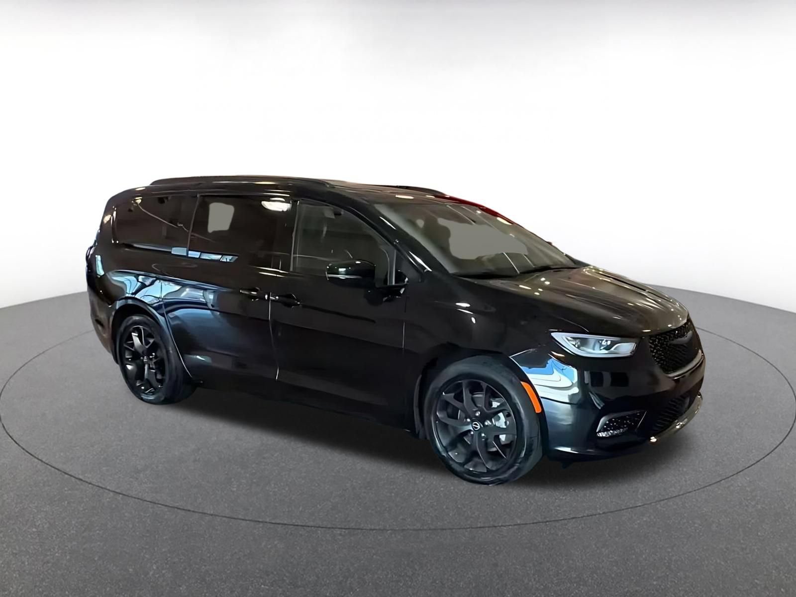 Used 2025 Chrysler Pacifica Limited FWD image 2