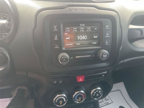 Used 2017 Jeep Renegade Latitude w/ Cold Weather Group FWD image 25