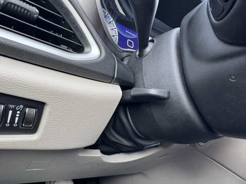 Used 2024 Chrysler Pacifica Touring-L FWD image 25