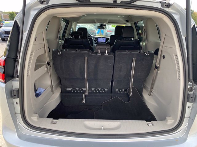 Used 2024 Chrysler Pacifica Touring-L FWD image 5