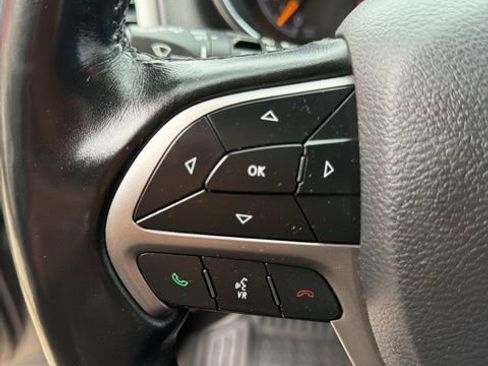 Used 2020 Jeep Grand Cherokee Altitude RWD image 12