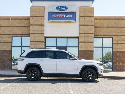 Used 2023 Jeep Grand Cherokee Limited AWD/4WD image 5