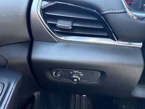 Used 2023 Chevrolet Traverse LT image 17