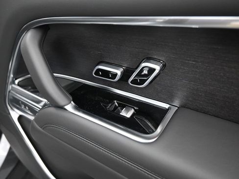 New 2025 Land Rover Range Rover Long Wheelbase SE image 10