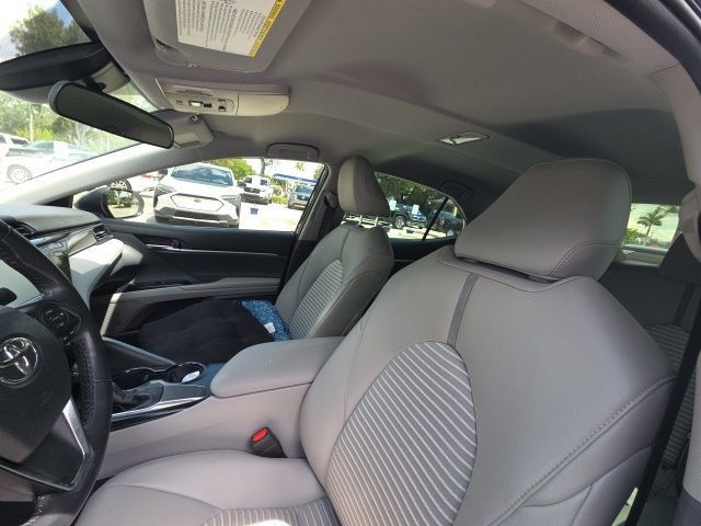 Used 2019 Toyota Camry SE FWD image 3