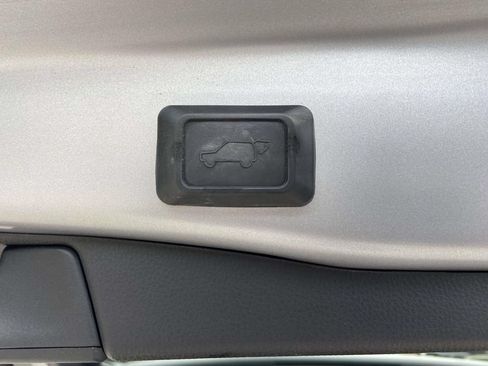 Used 2019 Toyota RAV4 XLE w/ Convenience Package FWD image 11