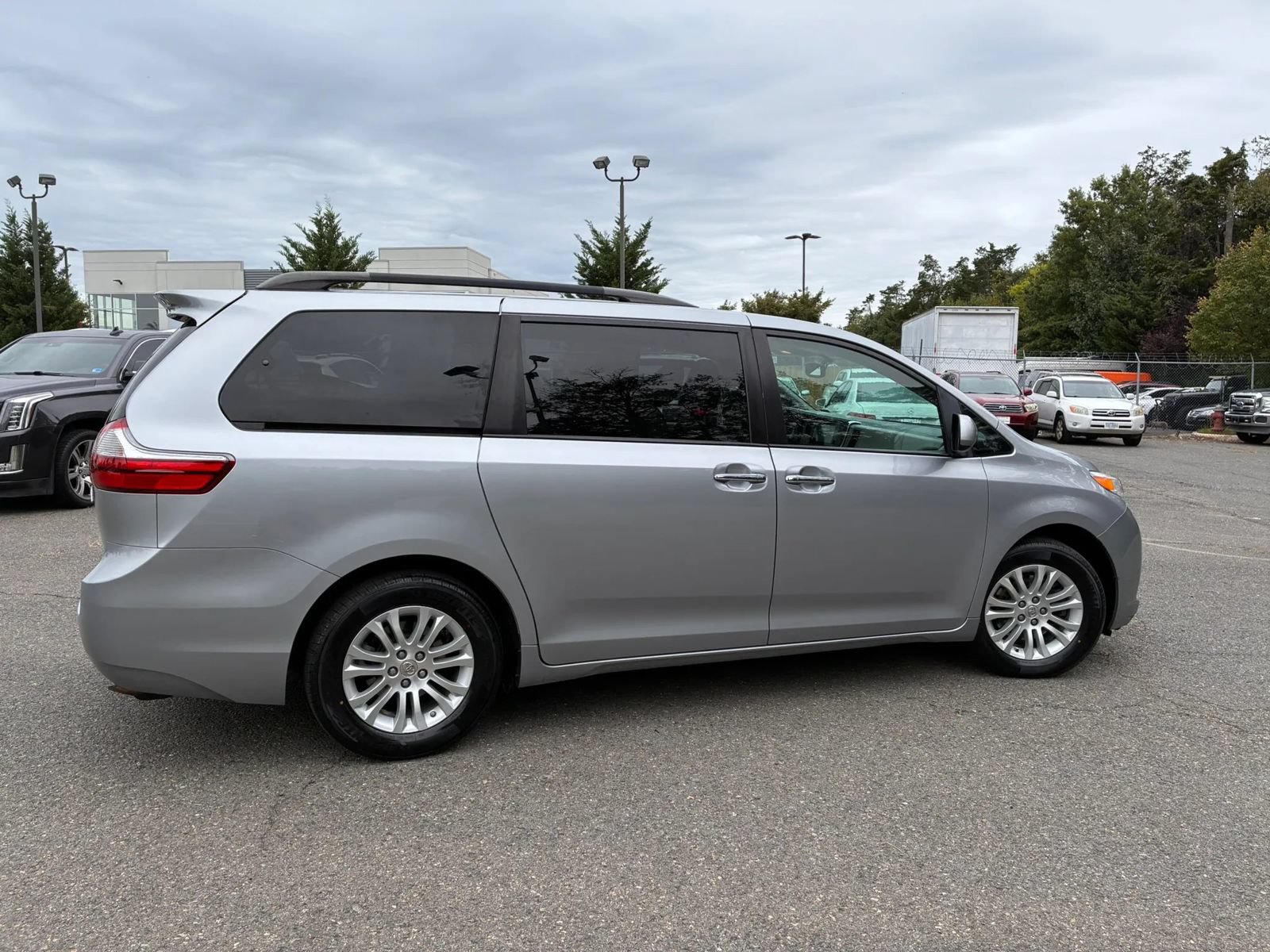Used 2015 Toyota Sienna XLE FWD image 8