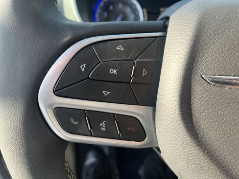 Used 2024 Chrysler Pacifica Touring-L image 19