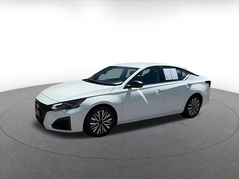 Used 2025 Nissan Altima 2.5 SV FWD image 8