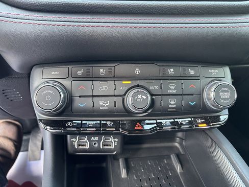 Used 2025 Dodge Durango GT AWD/4WD image 13