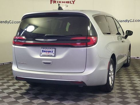 Used 2024 Chrysler Pacifica Touring-L FWD image 2