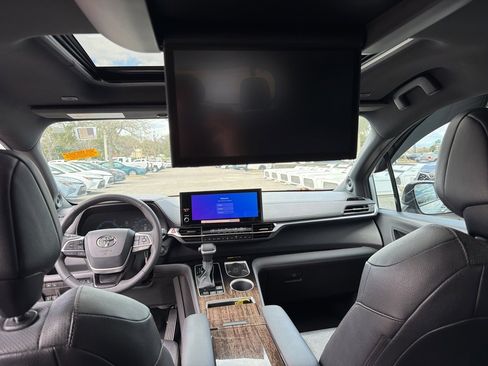Used 2025 Toyota Sienna Limited image 12