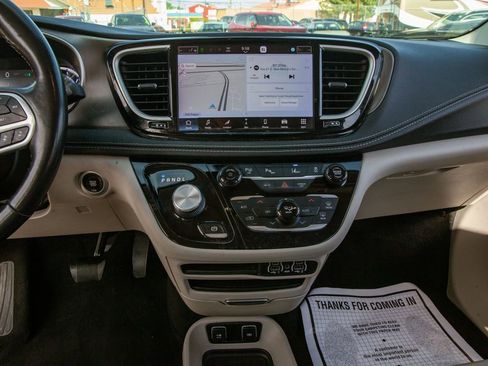 Used 2021 Chrysler Pacifica Touring-L FWD image 16