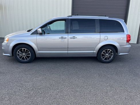 Used 2017 Dodge Grand Caravan SXT image 5