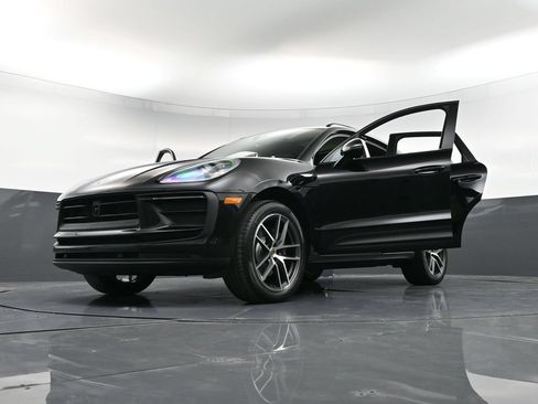 Certified 2025 Porsche Macan AWD/4WD image 39