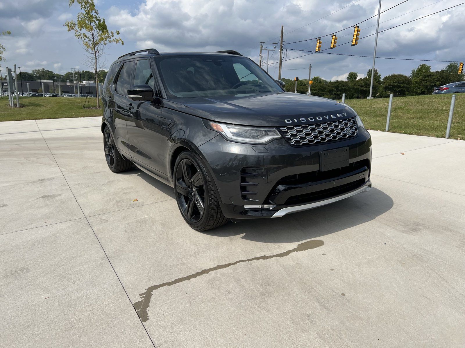 Used 2023 Land Rover Discovery Metropolitan Edition AWD/4WD image 2