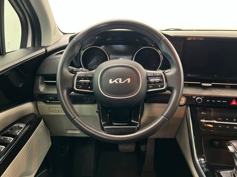 Used 2024 Kia Carnival EX FWD image 12