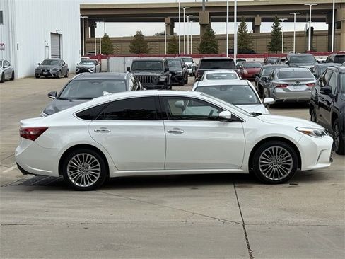 Used 2018 Toyota Avalon Limited image 3