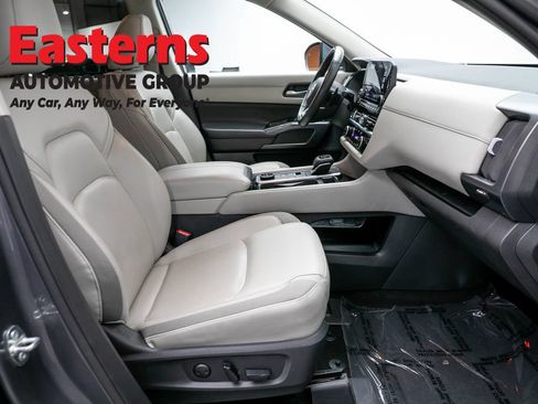 Used 2023 Nissan Pathfinder SL AWD/4WD image 23