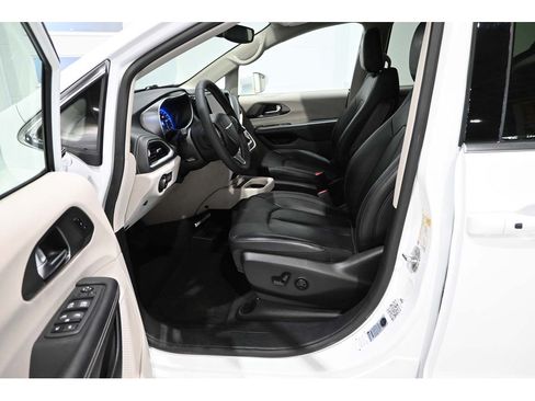 Used 2022 Chrysler Pacifica Touring-L FWD image 13