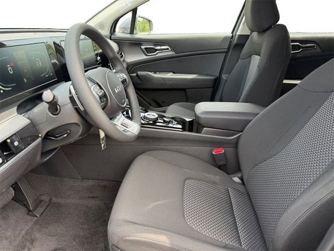 New 2025 Kia Sportage LX image 9