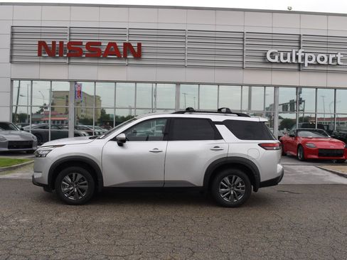 Used 2024 Nissan Pathfinder SV FWD image 3