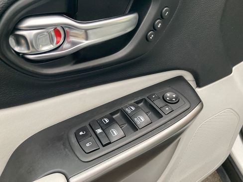 Used 2021 Jeep Cherokee Limited image 14