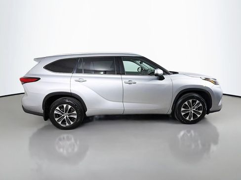 Used 2022 Toyota Highlander XLE AWD/4WD image 5