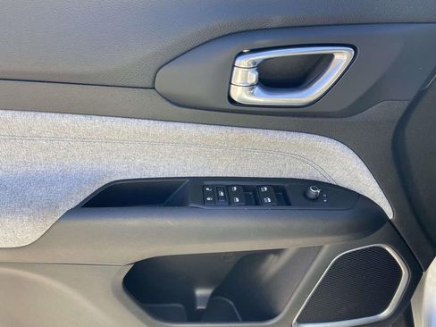 Used 2024 Jeep Compass Latitude image 15