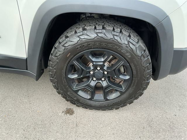 Used 2019 Jeep Cherokee Trailhawk w/ Comfort & Convenience Group AWD/4WD image 28