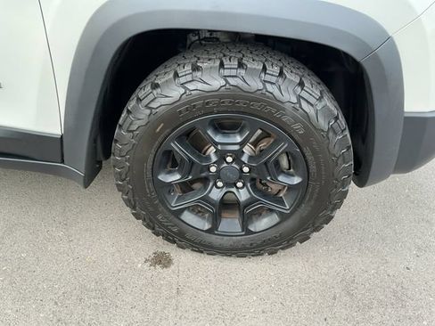 Used 2019 Jeep Cherokee Trailhawk w/ Comfort & Convenience Group AWD/4WD image 28