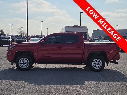 Used 2025 Toyota Tacoma SR5 image 3